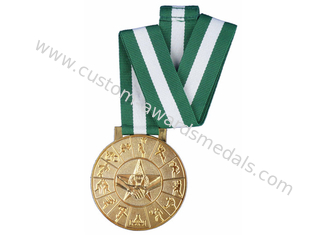Το τρισδιάστατο αθλητικό μετάλλιο ασημένιας και χρυσής επένδυσης με τη μακριά κορδέλλα για την αθλητική συνεδρίαση, διακοπές, απονέμει