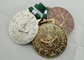 Το τρισδιάστατο αθλητικό μετάλλιο ασημένιας και χρυσής επένδυσης με τη μακριά κορδέλλα για την αθλητική συνεδρίαση, διακοπές, απονέμει